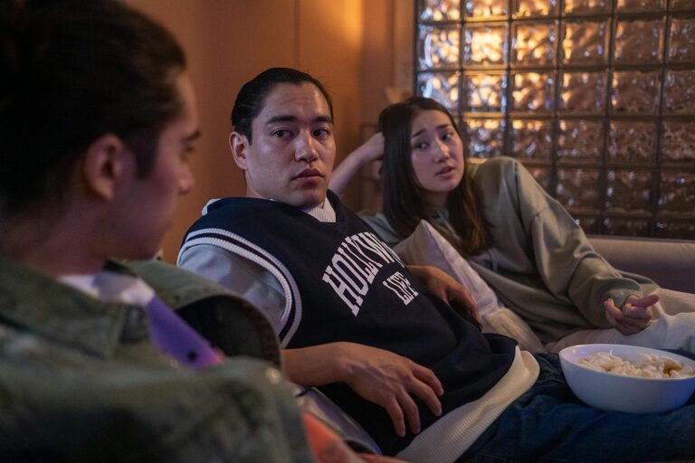 How to Plan a Screen-Light Evening for Relaxation and Fun